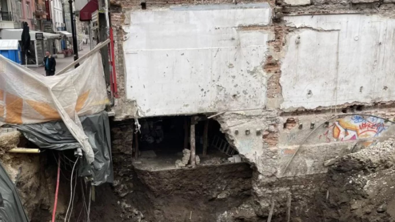 Спряха строежа на най-новия хотел в Пловдив след рухването на стена в съседна къща