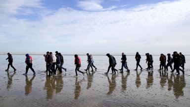 Лондон и Париж търсят начин да намалят наплива на нелегални мигранти по море