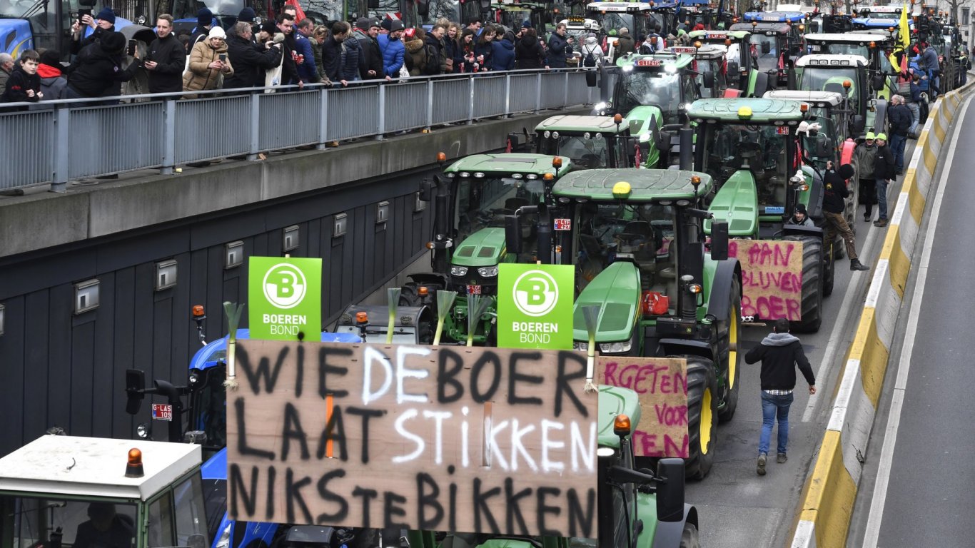 Тракторите достигнаха Брюксел и Париж, арестуваха 18 фермери, ЕК с отстъпки (видео)