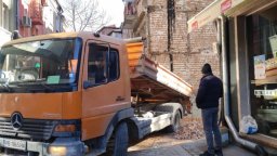 Укрепват основите на пострадалата заради строеж къща в "Капана" 