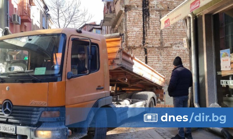 Укрепват се основите и стените на съседната сграда, пострадала заради