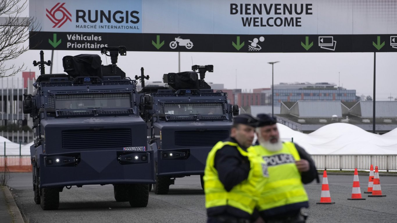 Френската полиция арестува 18 фермери, опитали да блокират борсата на едро в Париж
