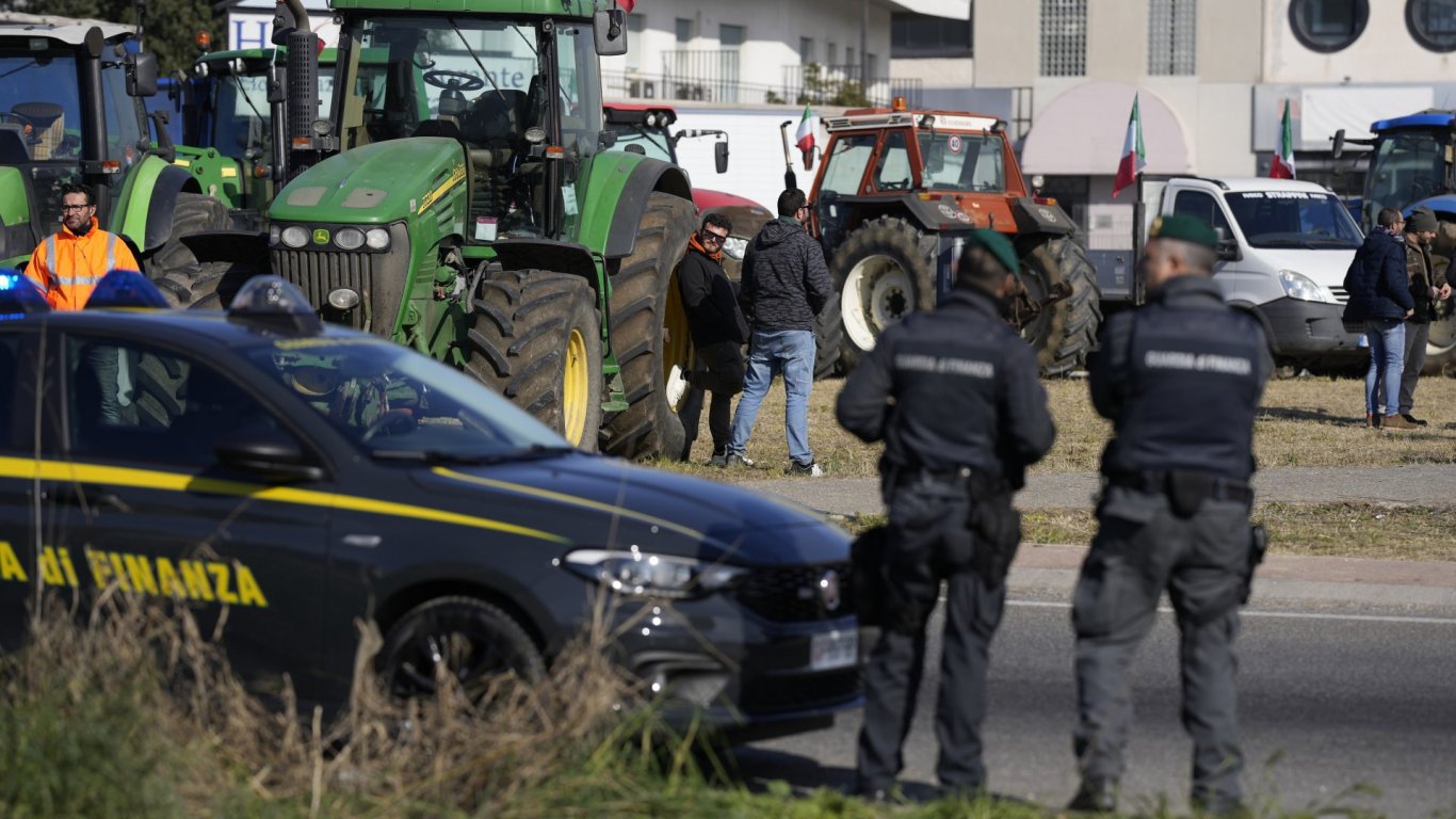 Протестиращи фермери с трактори в Италия