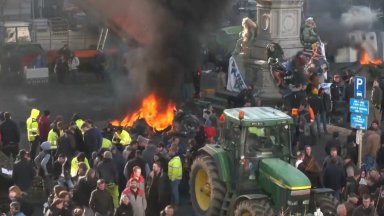Гневът на фермерите: Барикади и яйца по ЕП в Брюксел, стотици трактори влязоха в Солун