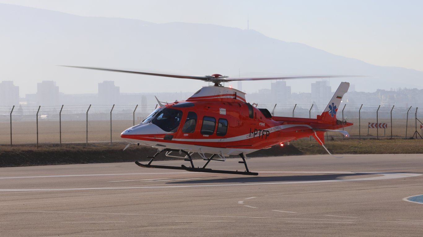 Първият хеликоптер за спешна помощ по въздух вече е в България (снимки)