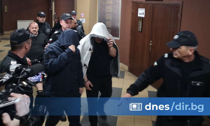 Спрямо Въльо Петков са повдигнати четири обвинения за престъпления, извършени