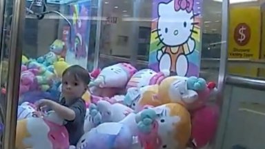 Спасиха 3-годишно дете, влязло в машина автомат за плюшени играчки (видео)
