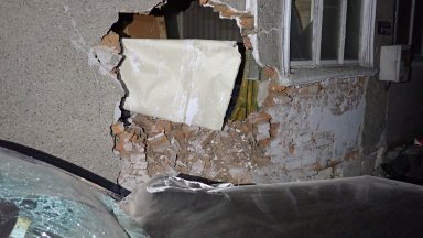 Шофьор с "Мерцедес" разби стена на къща, след като излетя от пътя в Исперих (снимки)