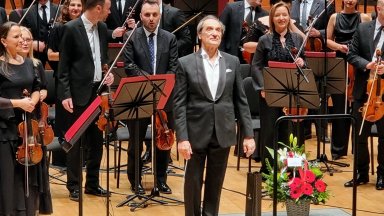 Продължителни аплодисменти за маестро Емил Табаков във Филхаморнията в Скопие