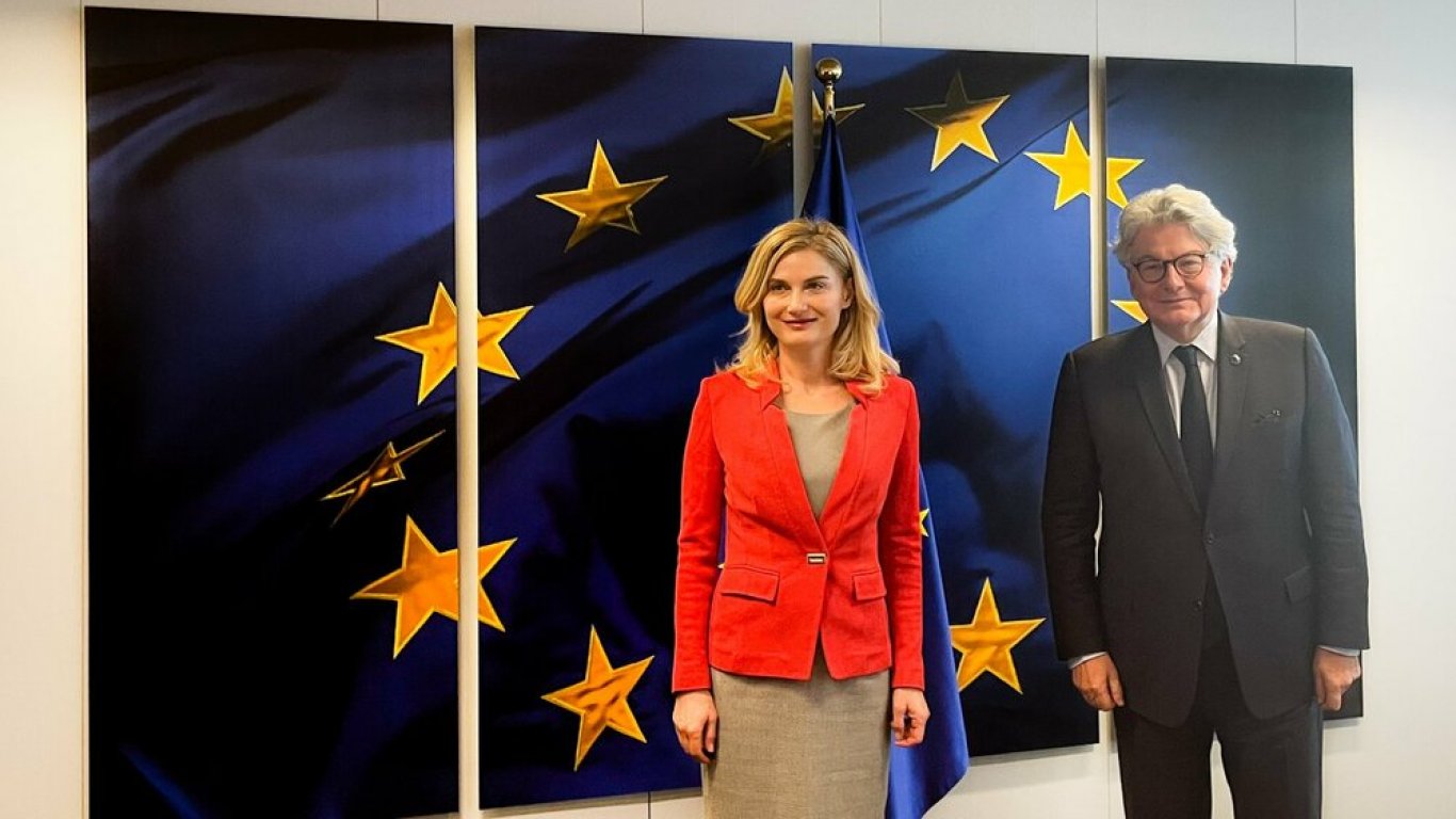 Зарица Динкова от Брюксел: Водим преговори за намалените ставки на ДДС в туризма 