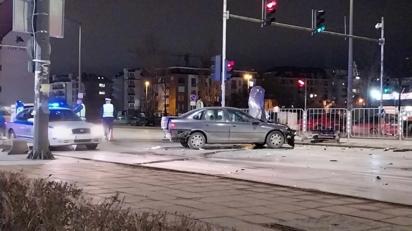18-годишен се вряза в излизащ от паркинг автомобил в "Люлин", има пострадали