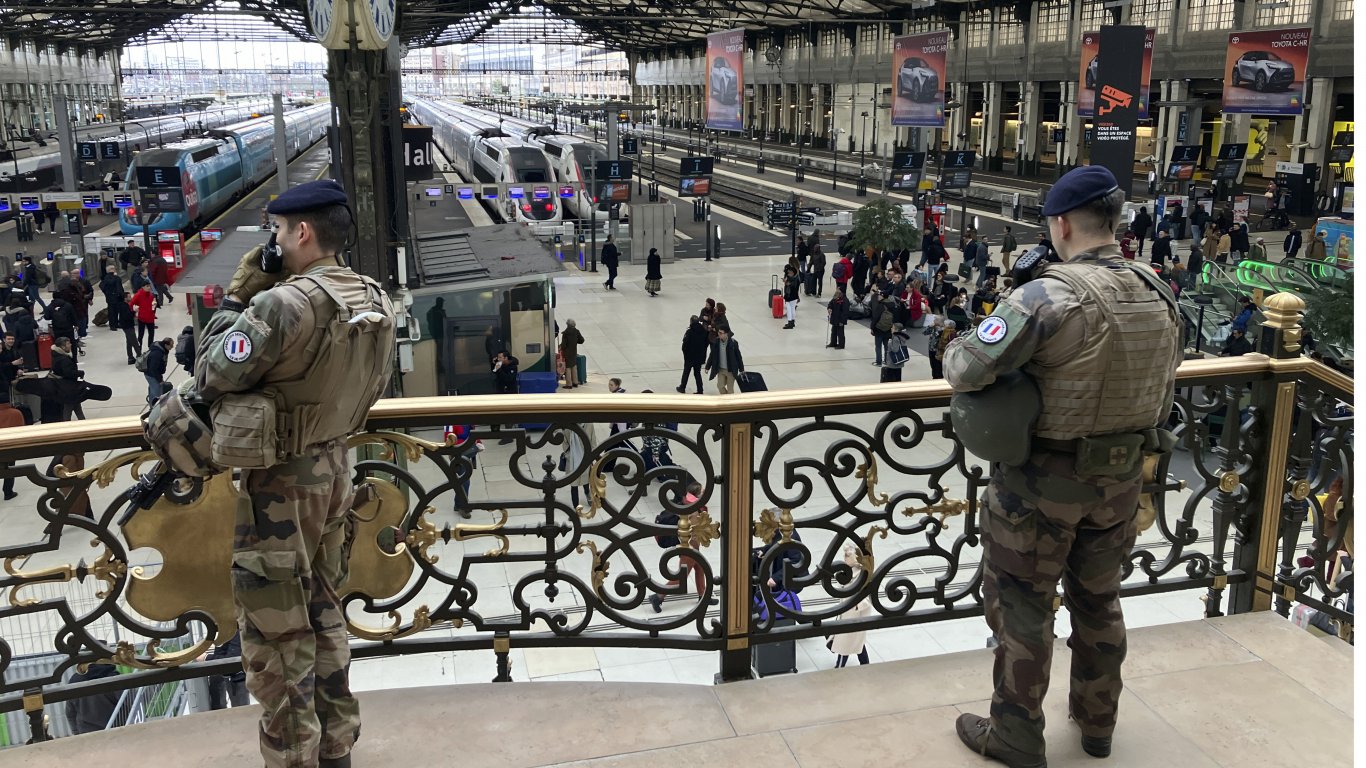 Нападение с нож и чук на жп гара в Париж (снимки/видео)