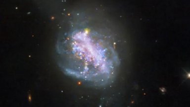 Телескопът "Хъбъл" засне сблъсък и сливане на галактики