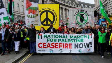 Снимка AP БТА Пред протестиращите говори 15 годишно момче чийто братовчед е