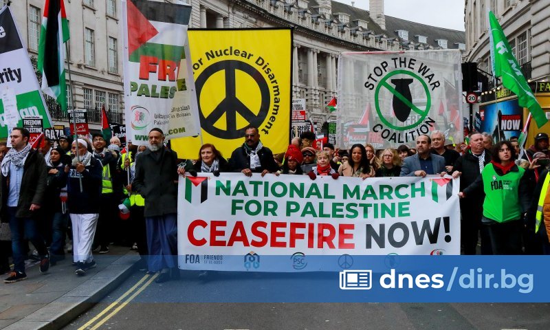 Снимка: AP/БТА Пред протестиращите говори 15-годишно момче, чийто братовчед е