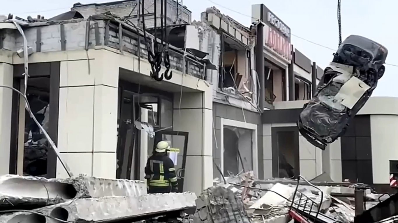Украйна атакува пекарна в окупирания град Лисичанск, търсят оцелели под руините (видео)