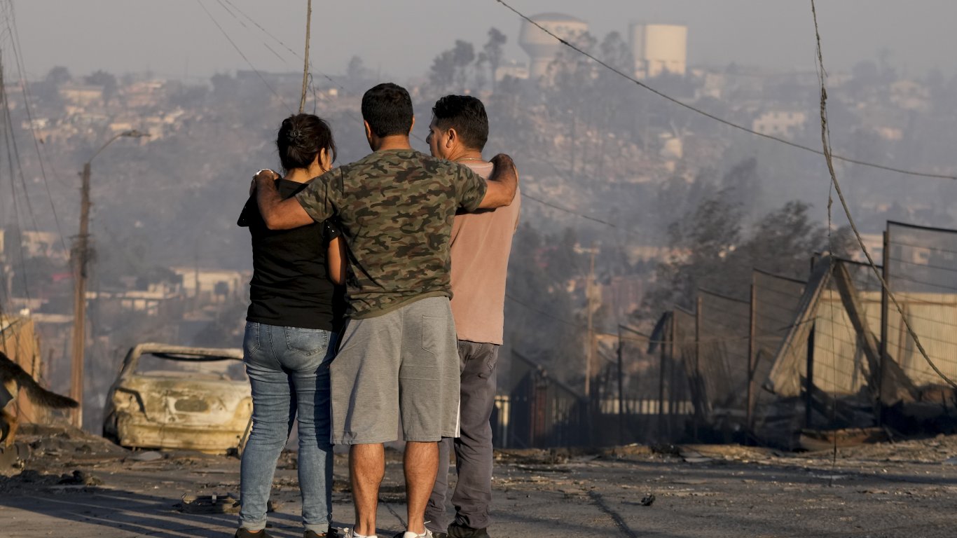 Двудневен национален траур в Чили за жертвите от горските пожари (снимки)