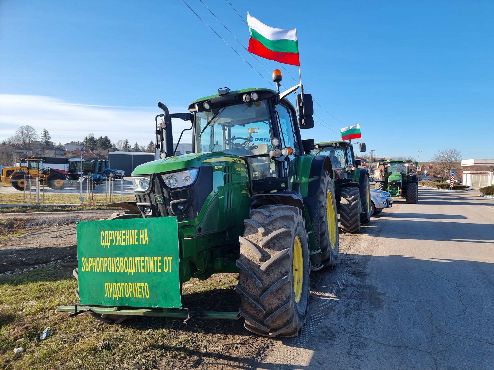 Земеделски производители от област Разград на път за изхода на село Гецово