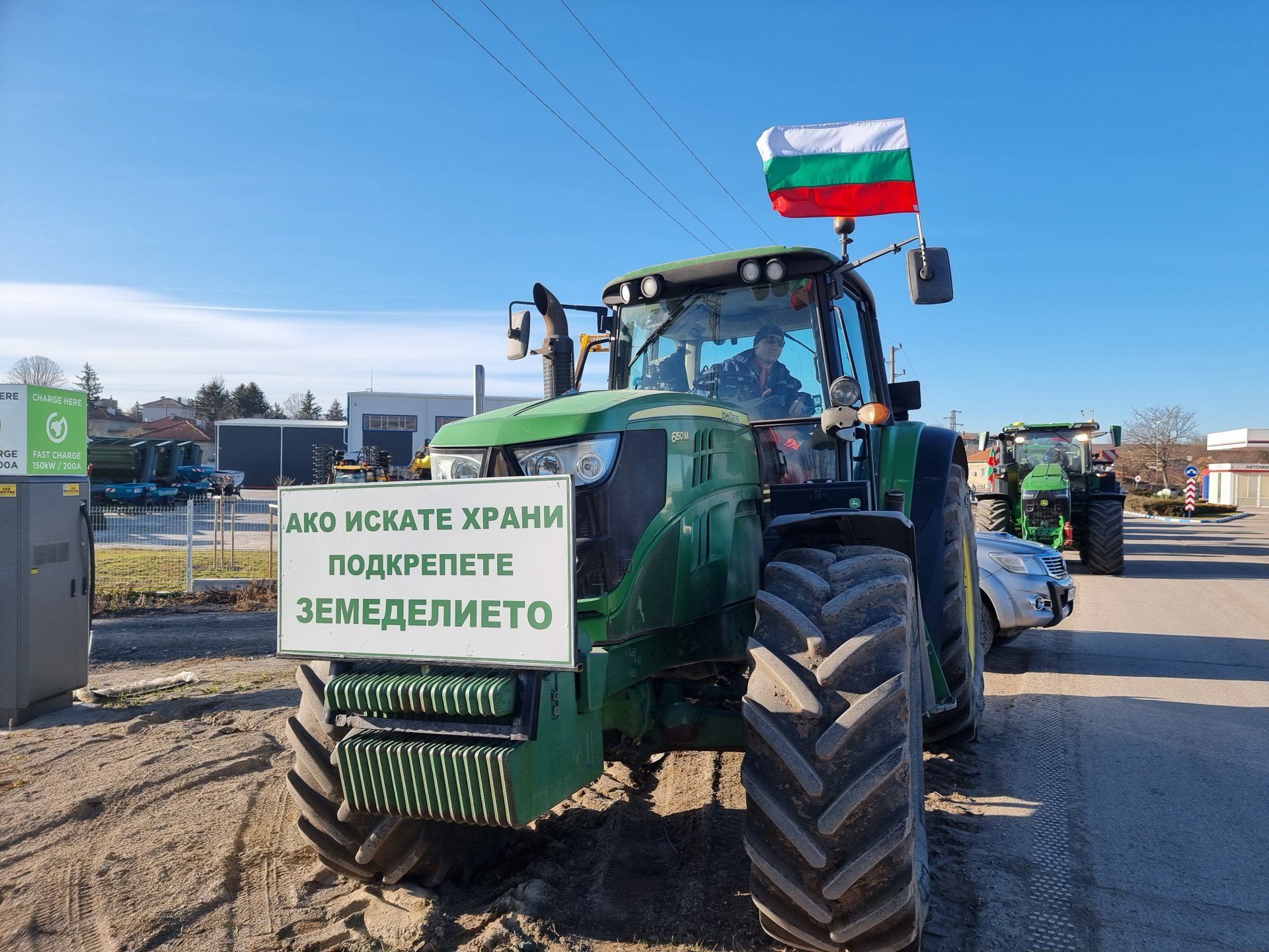 Земеделски производители от област Разград на път за изхода на село Гецово