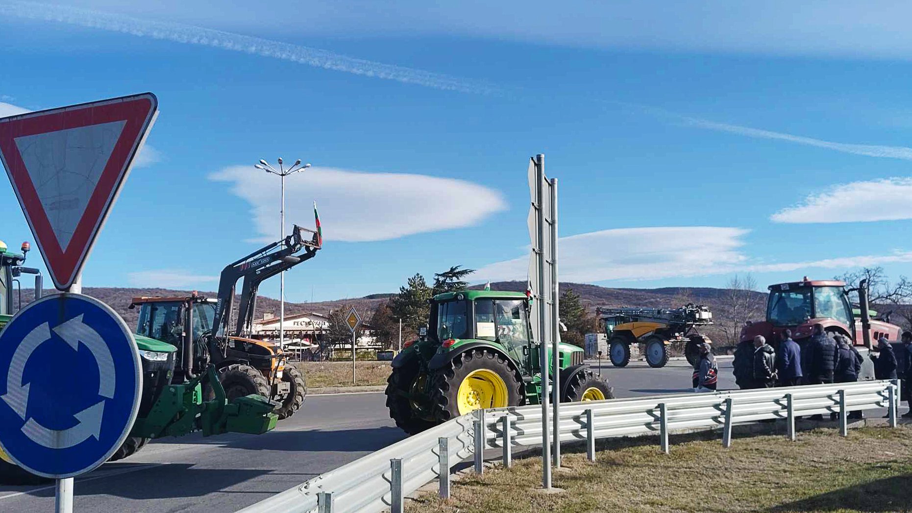 Около 60 земеделски машини блокираха пътен възел