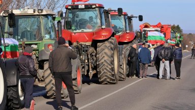 Снимки от протеста Същевременно в Народното събрание заседава Комисията по