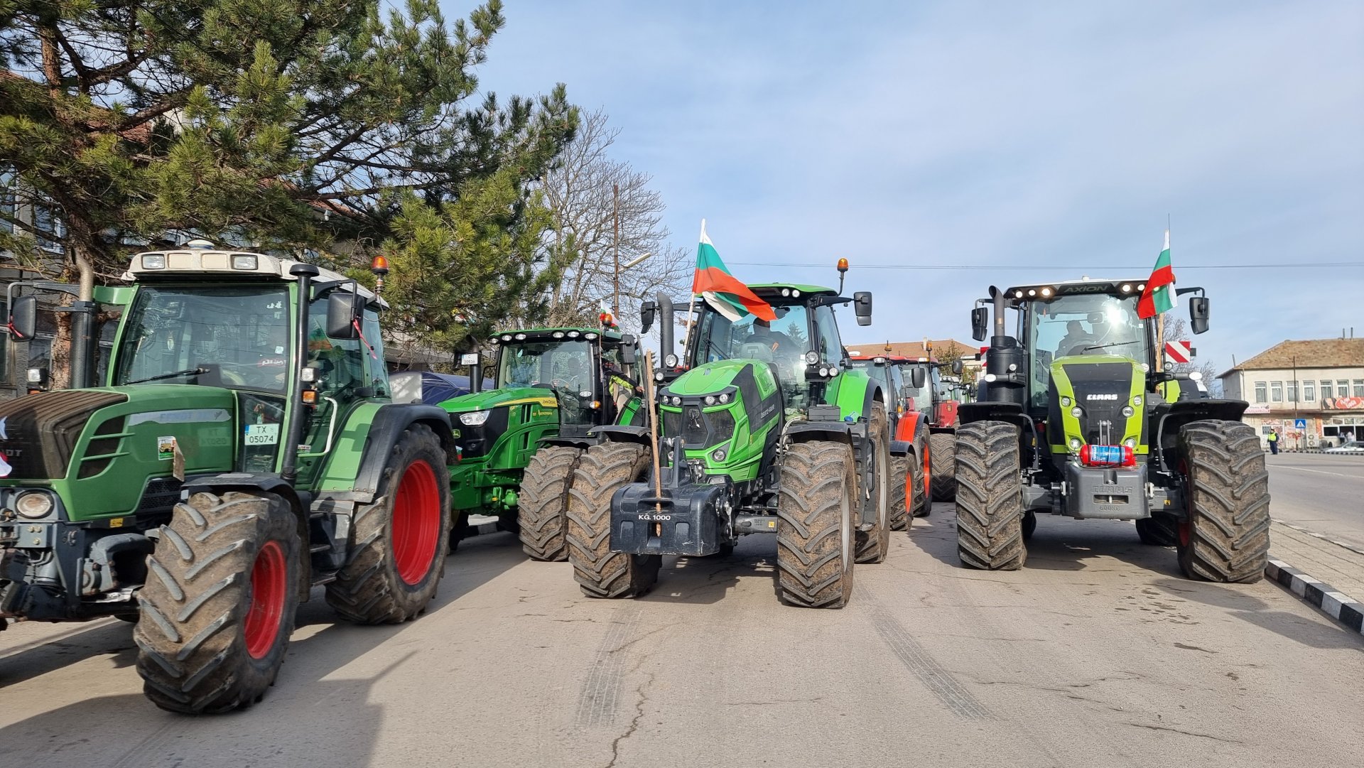 Зърнопроизводители изкараха трактори на протест в село Карапелит