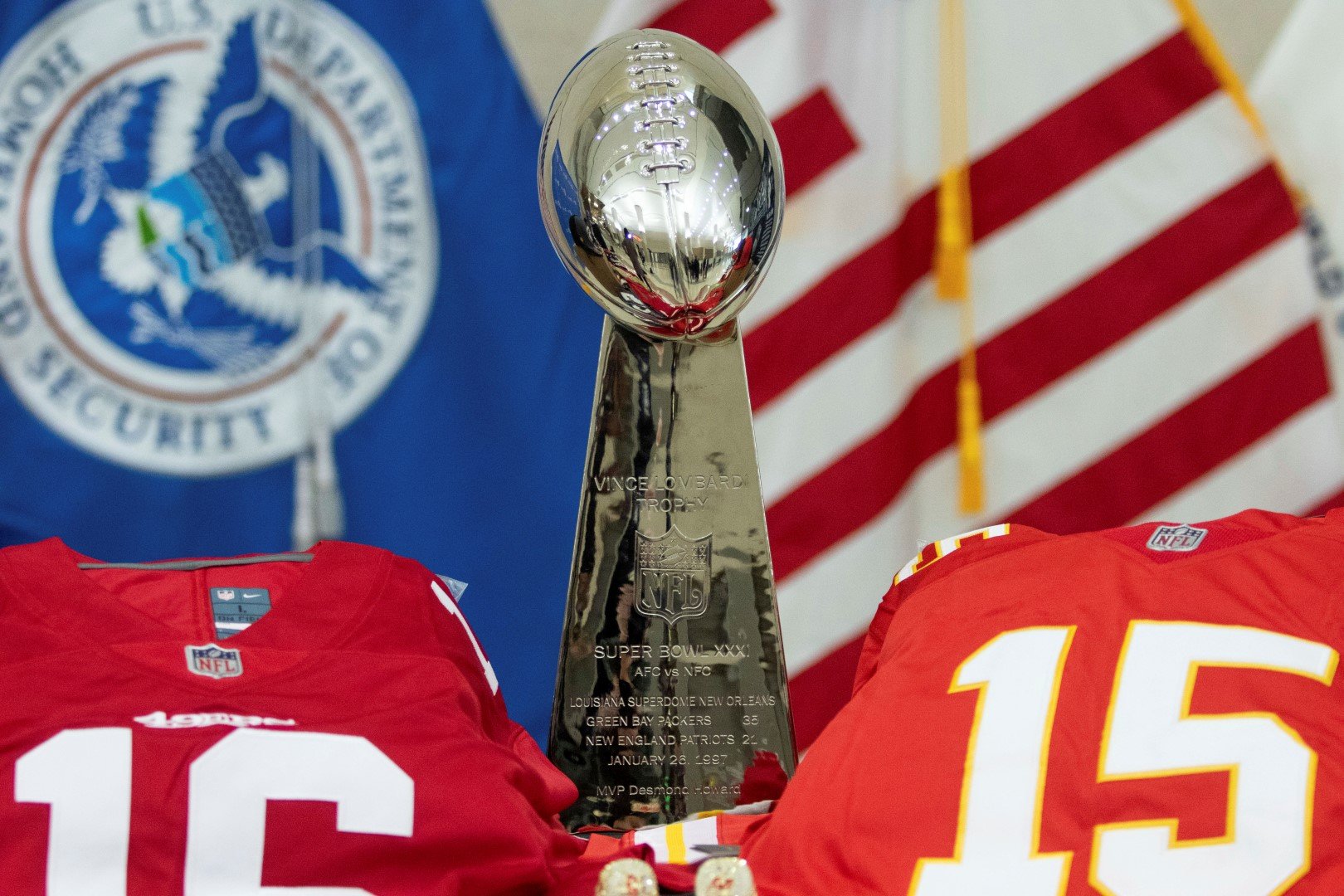 Преди Супербоул - трофеят и екипите на двата отбора