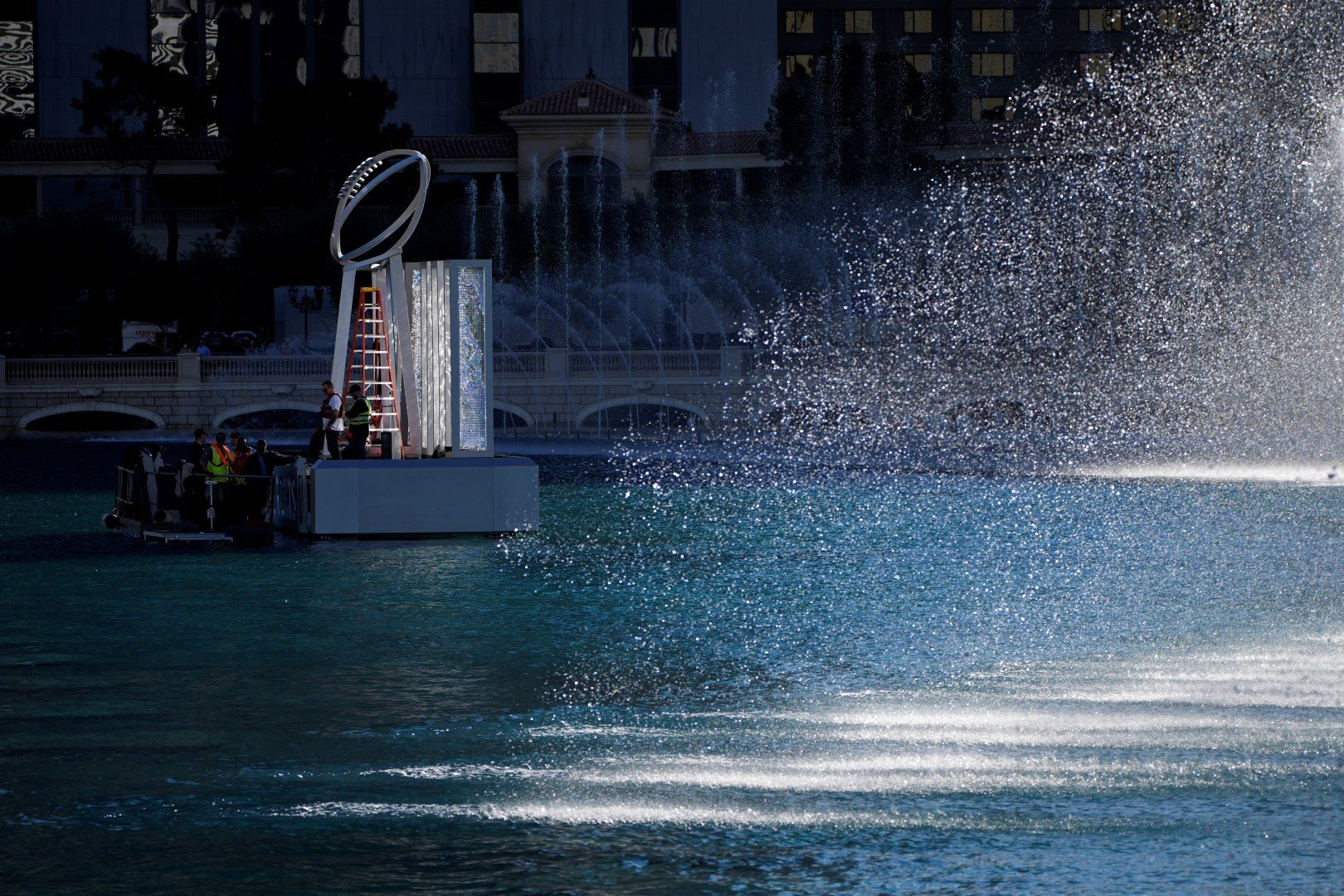 Лас Вегас се готви за Супербоул - фонтаните пред прочутия хотел "Беладжо" осъмнаха със статуя на купата "Винс Ломбарди" във водата