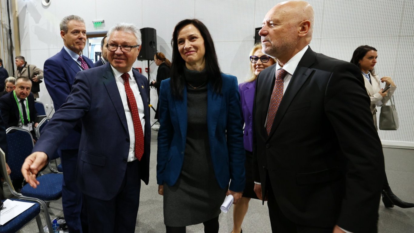 Бивш и настоящ министър на отбраната - Велизар Шаламанов и Тодор Тагарев заедно с вицепремиера Мария Габриел