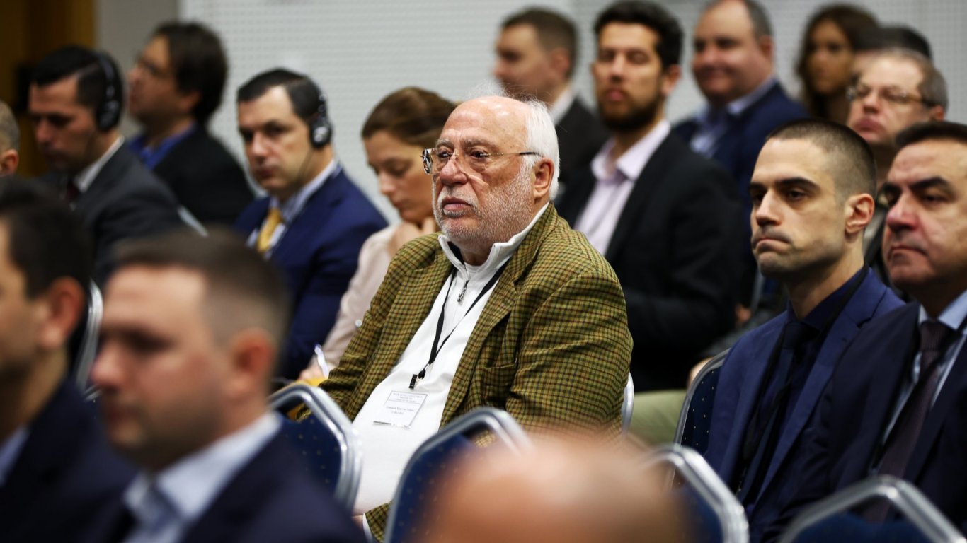 Оръжейният търговец Емилиян Гебрев на форума за отбрана