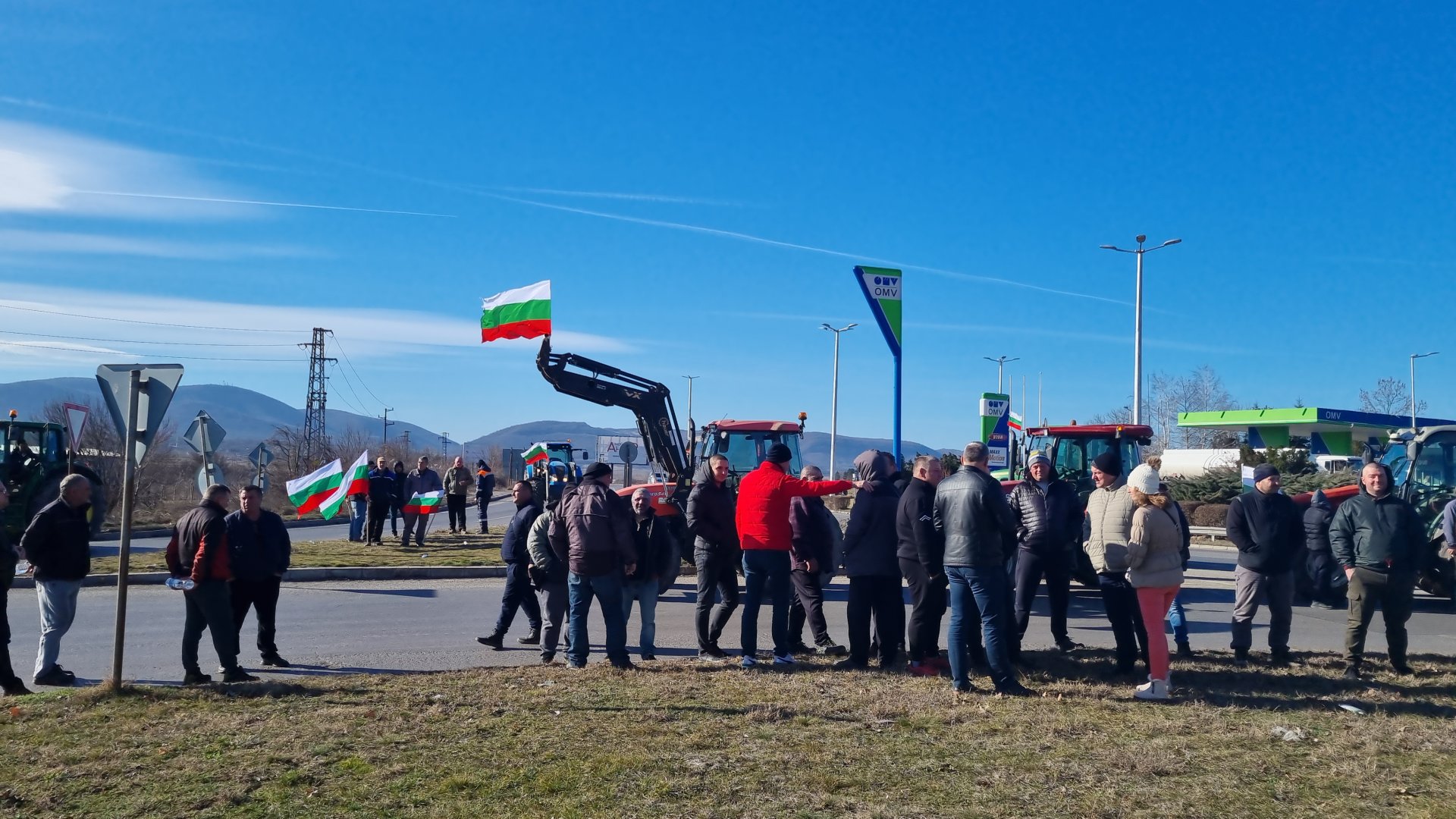 Земеделски производители от област Търговище блокираха главния път София – Варна край бензиностанции на входа на областния град