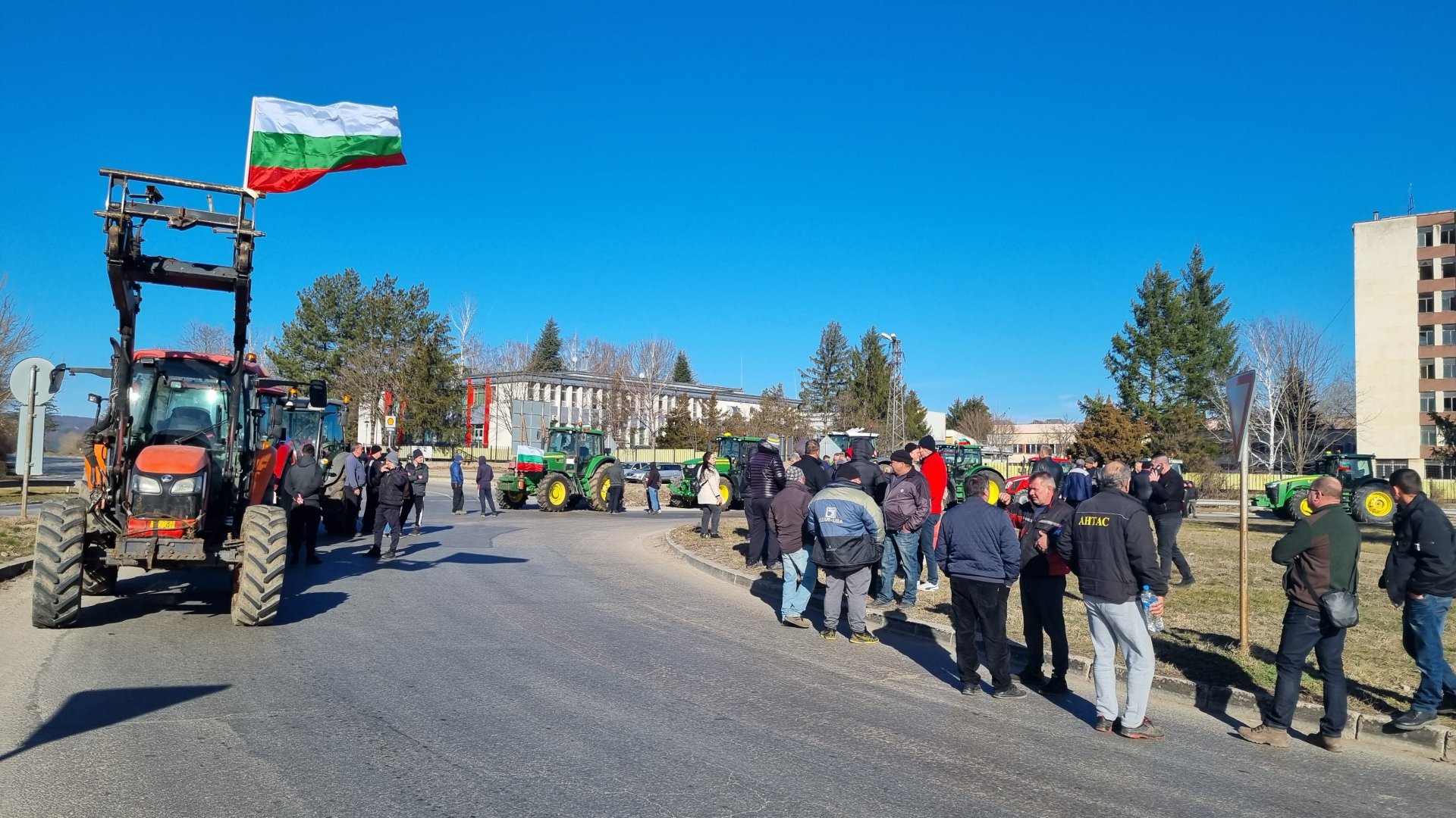 Земеделски производители от област Търговище блокираха главния път София – Варна край бензиностанции на входа на областния град