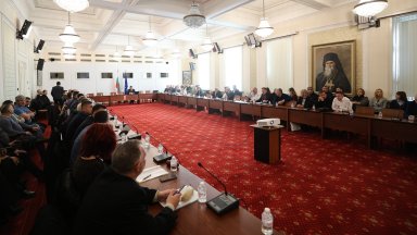 Председателят на енергийната комисия Делян Добрев ГЕРБ СДС който е съвносител