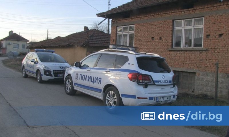 Сигнал за престъплението е подаден около полунощ. Пристигналите на място