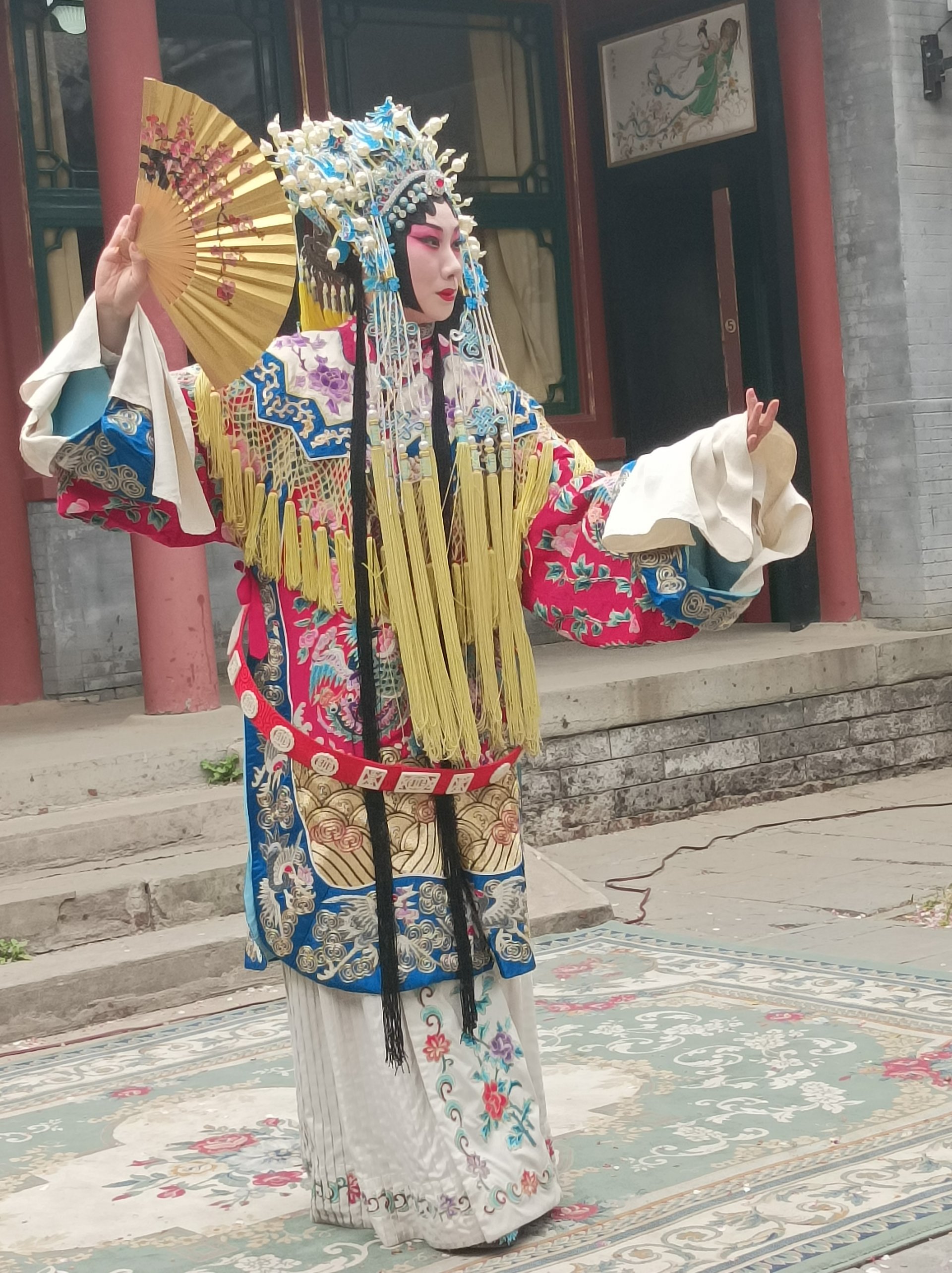 Артистка изпълнява пекинска опера - традиционен китайски театър, който съчетава музика, песни, пантомима, танци и акробатика