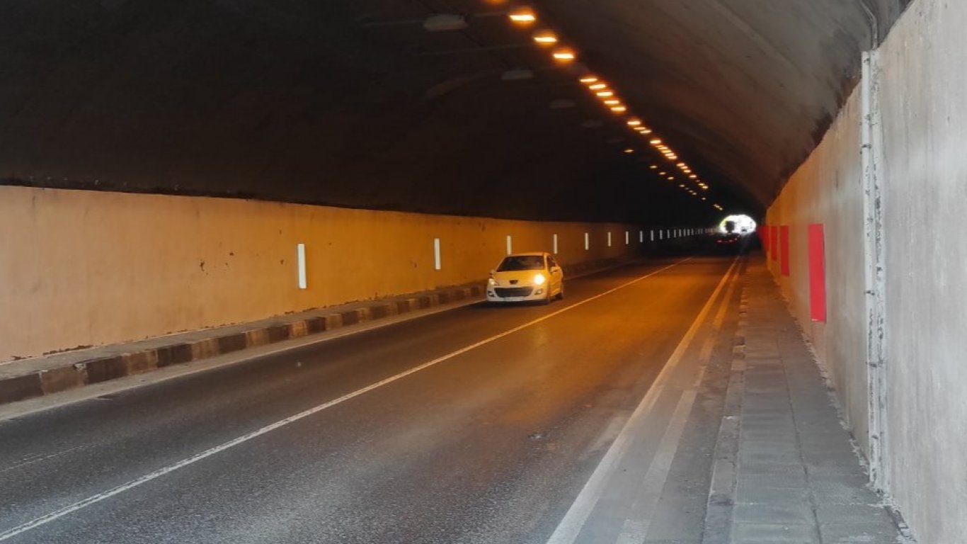 Шофьорите да внимават в тунел "Траянови врата", подменят осветлението