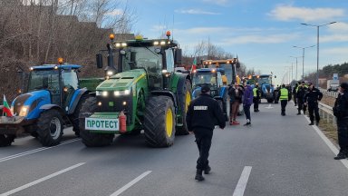 Трети ден на протести, земеделците блокират пътя към "Кулата" и изходи към АМ "Тракия"