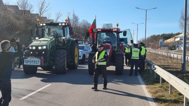 С тежка техника земеделски производители затвориха движението по главния път