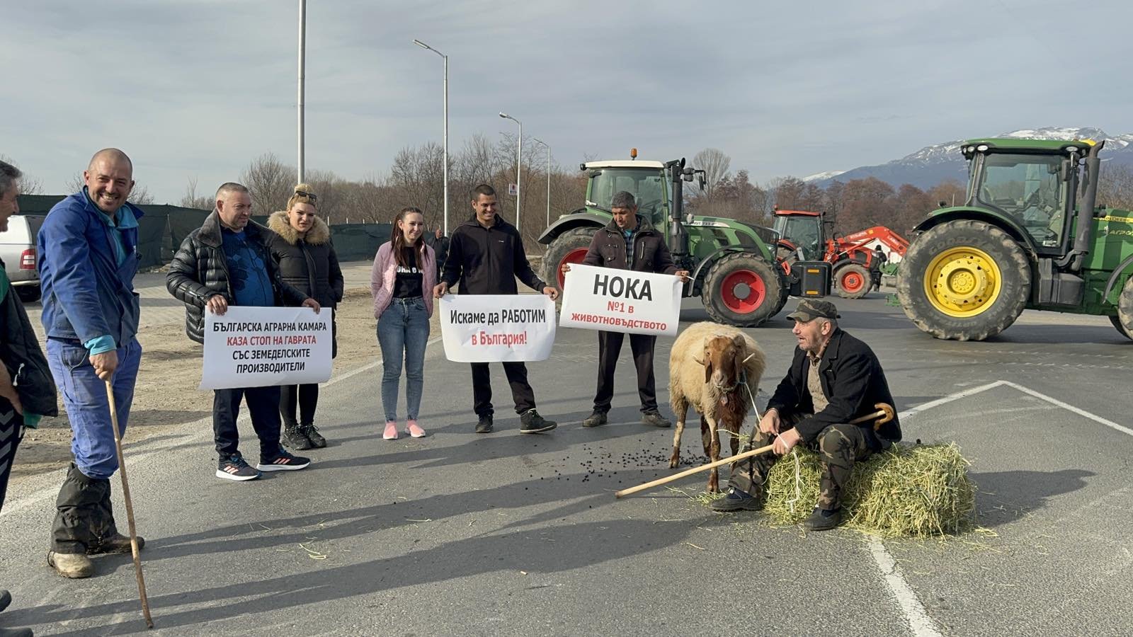 Десетки земеделски производители и животновъди блокираха подбалканския път в района на разклона за казанлъшкото село Дунавци Десетки земеделски производители и животновъди блокираха подбалканския път в района на разклона за казанлъшкото село Дунавци