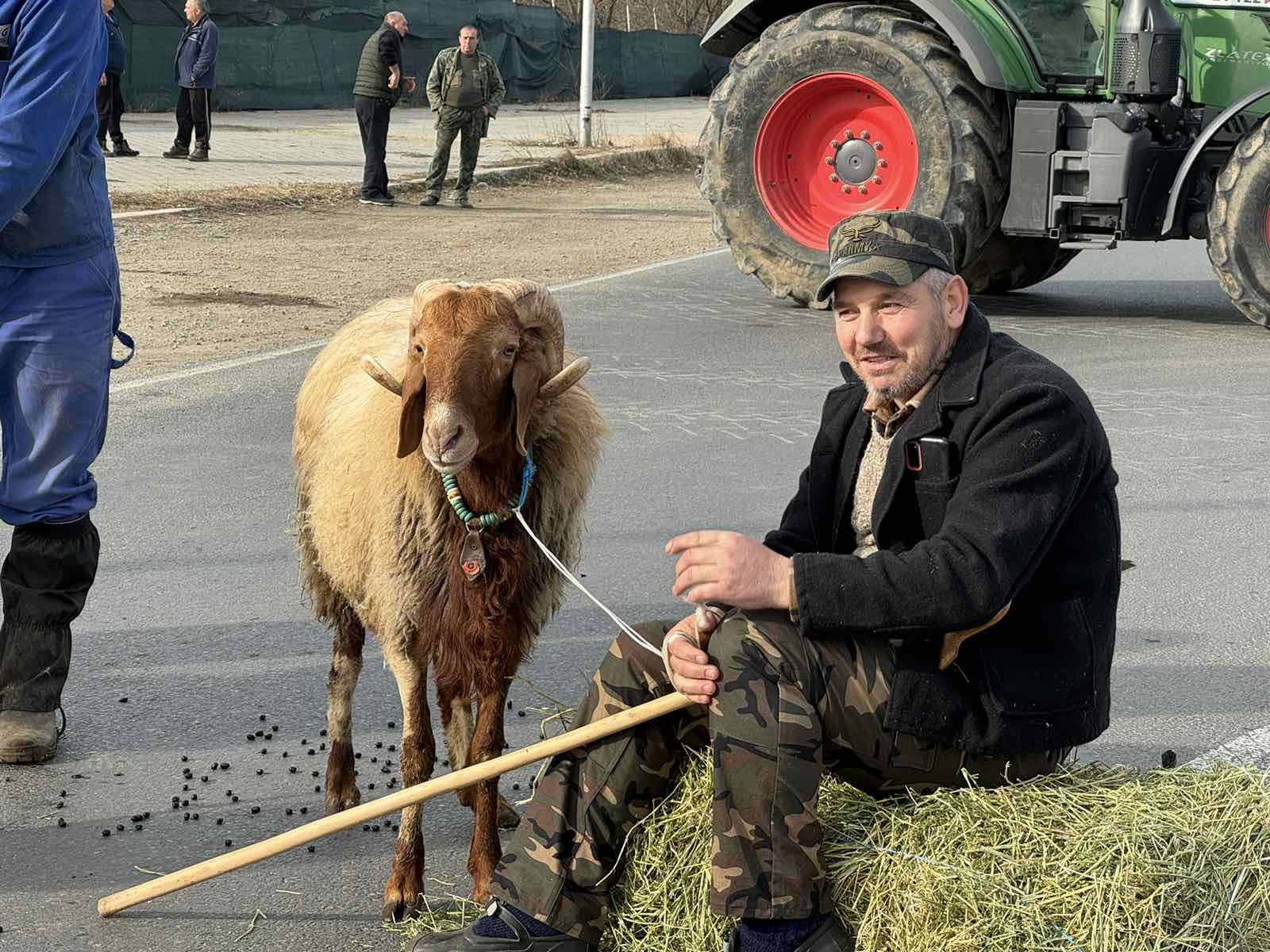 Десетки земеделски производители и животновъди блокираха подбалканския път в района на разклона за казанлъшкото село Дунавци Десетки земеделски производители и животновъди блокираха подбалканския път в района на разклона за казанлъшкото село Дунавци