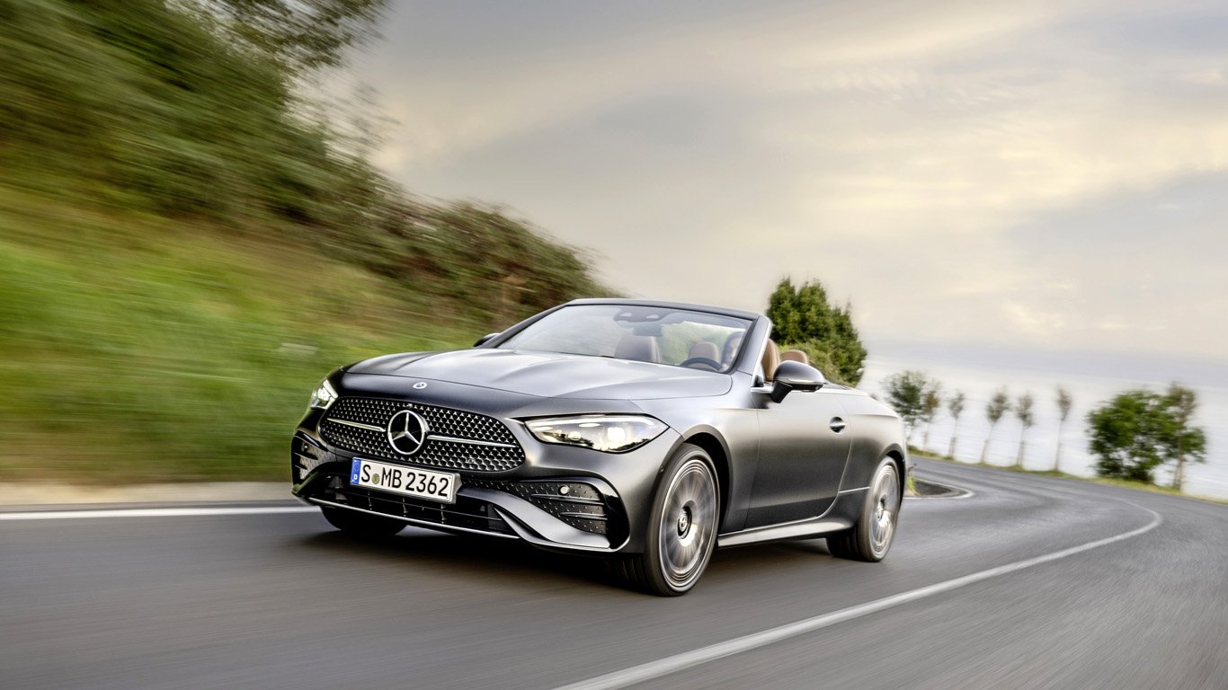 Новият Mercedes-Benz CLE Cabriolet отваря покрива си за 20 секунди