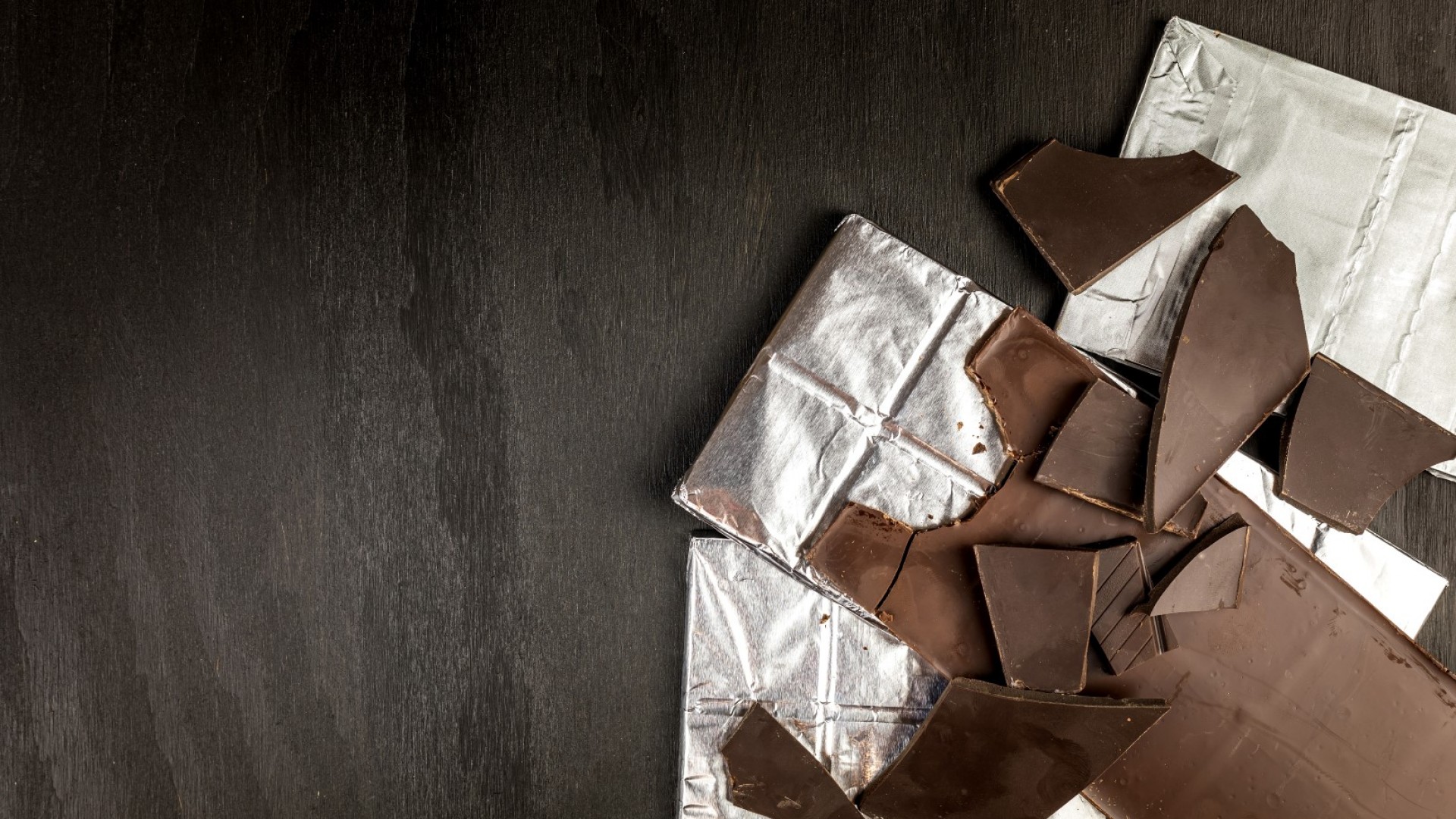 Сладка мистерия: Защо шоколадът се завива в станиол