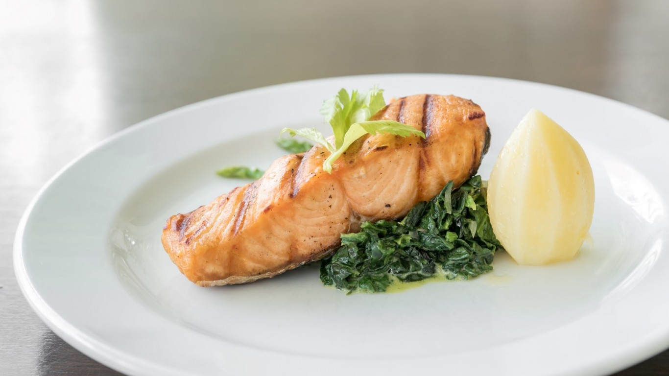 Ароматна сьомга със сос от спанак и лимон
