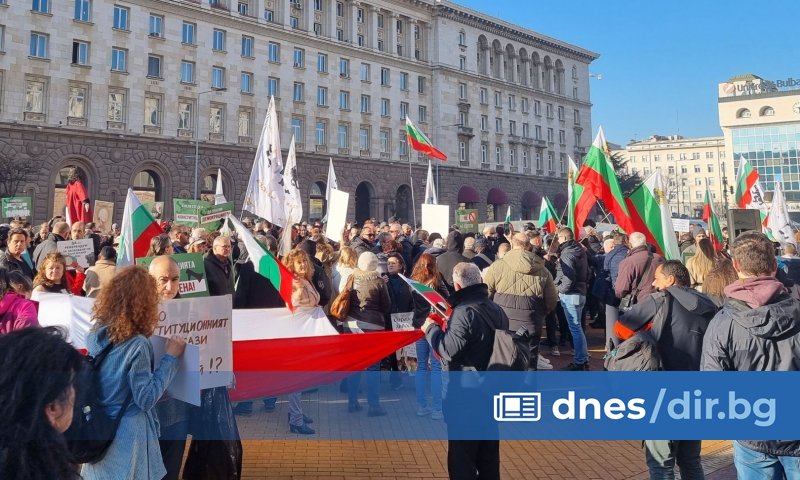 Протестиращи запалиха димки и изсипаха бали сено и животински изпражнения