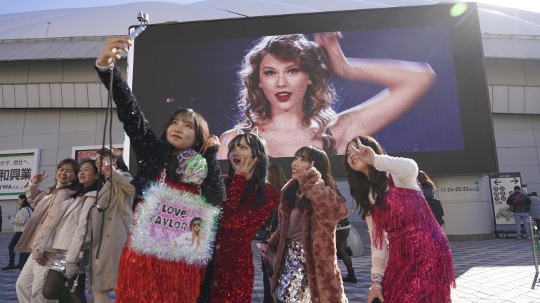 Фенове на Тейлър Суифт похарчиха хиляди долари за концерта й в Токио