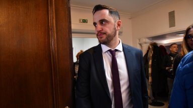 Според внесеното предложение подкрепено от почти всички политически групи в