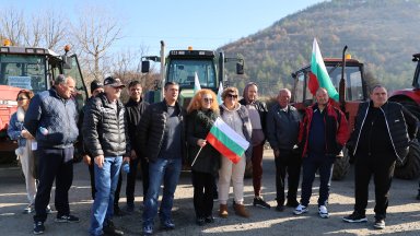 В Пазарджишко подходът към АМ Тракия е блокиран от машини на