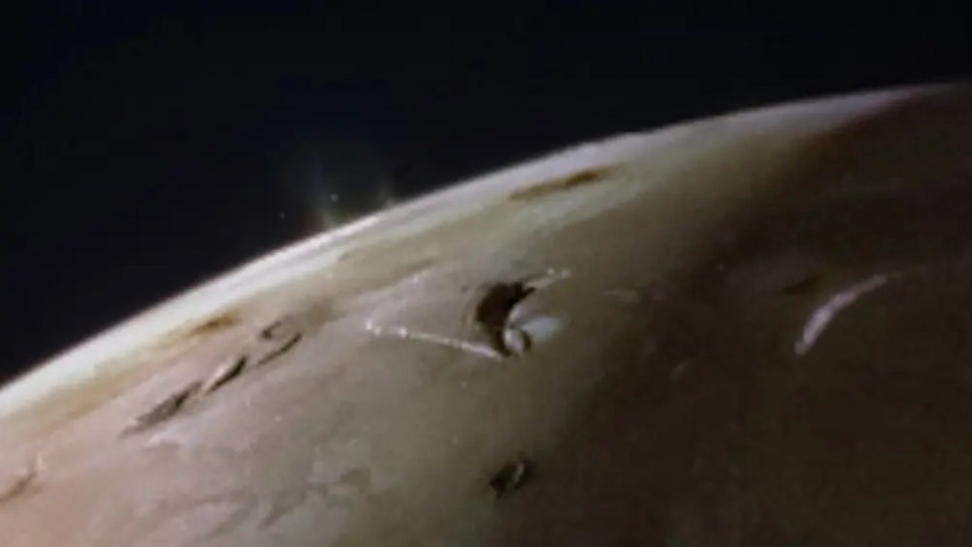 Сондата "Джуно" засне вулканични изригвания на най-екстремната луна в Слънчевата система