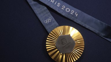 Скъп спомен: Медалистите от Париж 2024 получават частица от Айфеловата кула