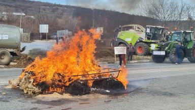 Горящи бали на фермерските блокади: Протестиращите заплашиха да влязат и в София (снимки)